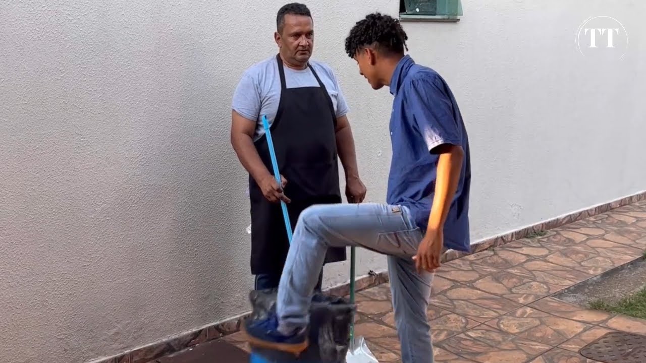 Jovens HUMILHAM faxineiro sem saber quem ele é e são surpreendidos!!!