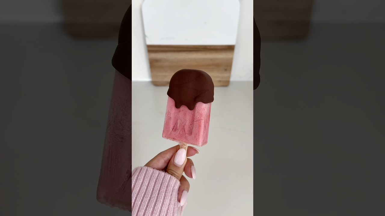 Homemade chocolate dipped strawberry popsicles 🍓#homemade #snack #healthy #popsicle #summer #asmr