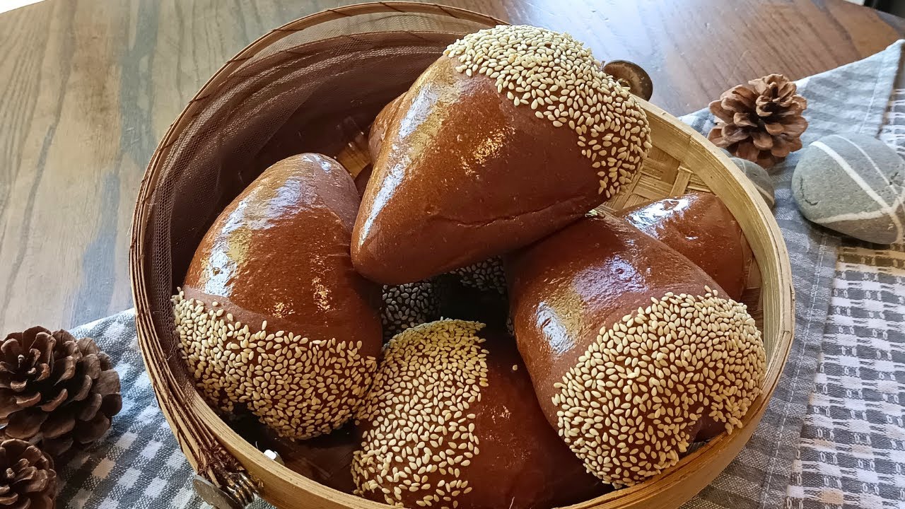 可可栗子麵包 chestnut chocolate bread,栗子造型小巧可愛, 可可香氣逼人,栗子內餡軟糯綿密. 絕對吸睛的一款麵包!!#栗子可可麵包,#可可麵包,#栗子餡料