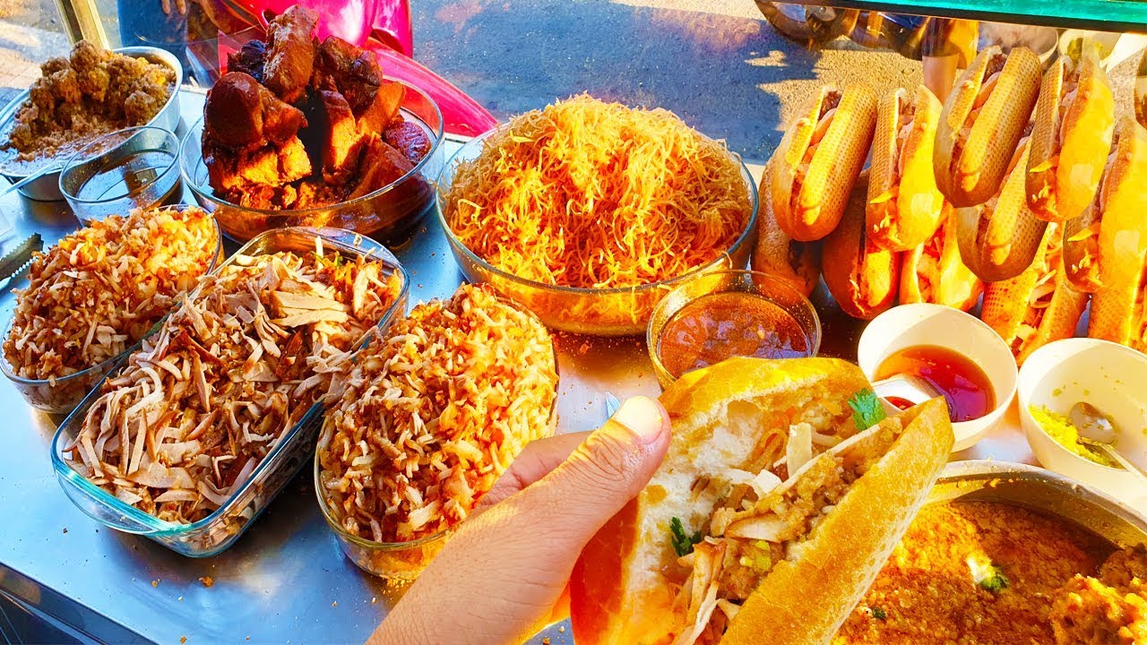 Bánh mì Kẹp Thịt Xíu Mại Bà Bảy cực ngon tới 5 người bán trên vỉa hè Sài Gòn