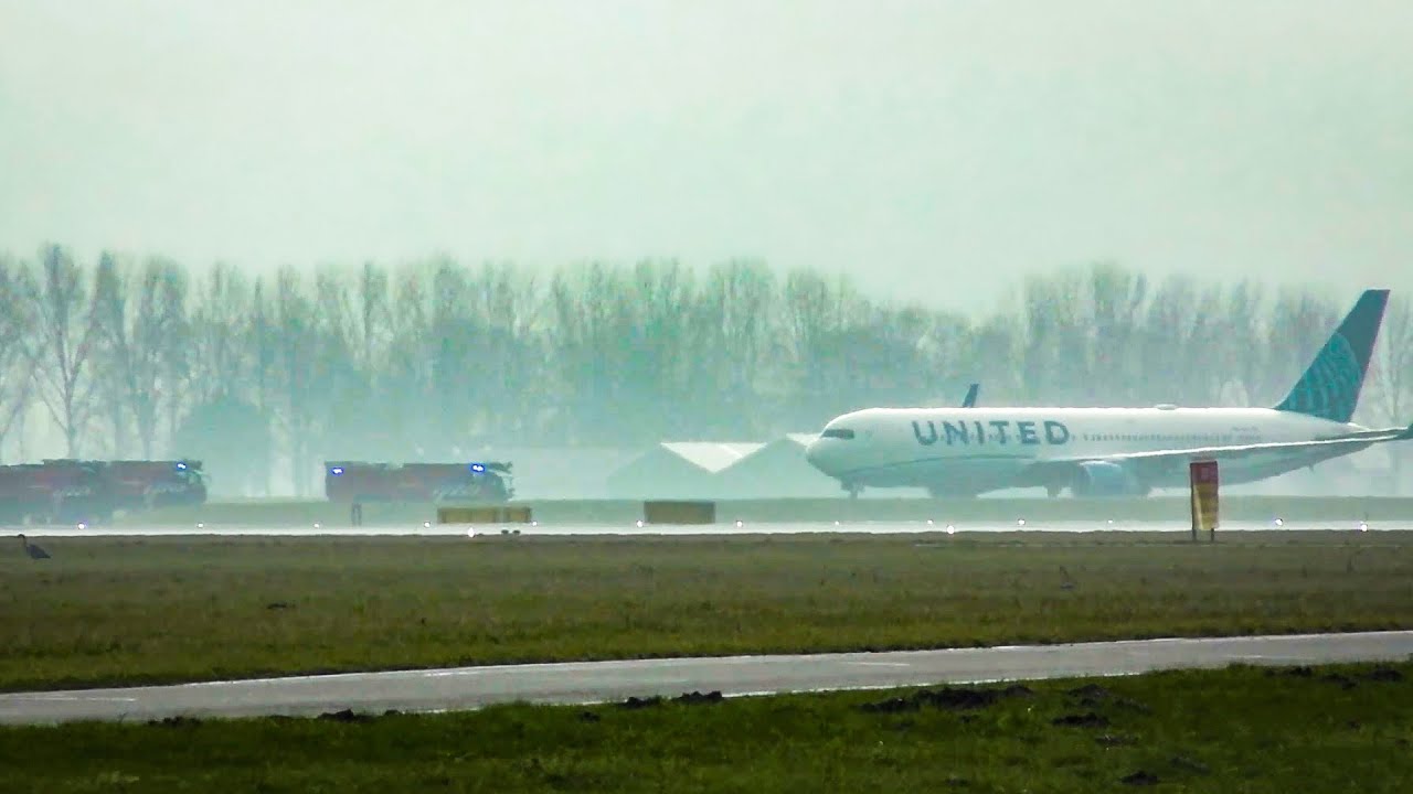 Рейс United 767 возвращается в Схипхол | Пожарные машины готовы к работе