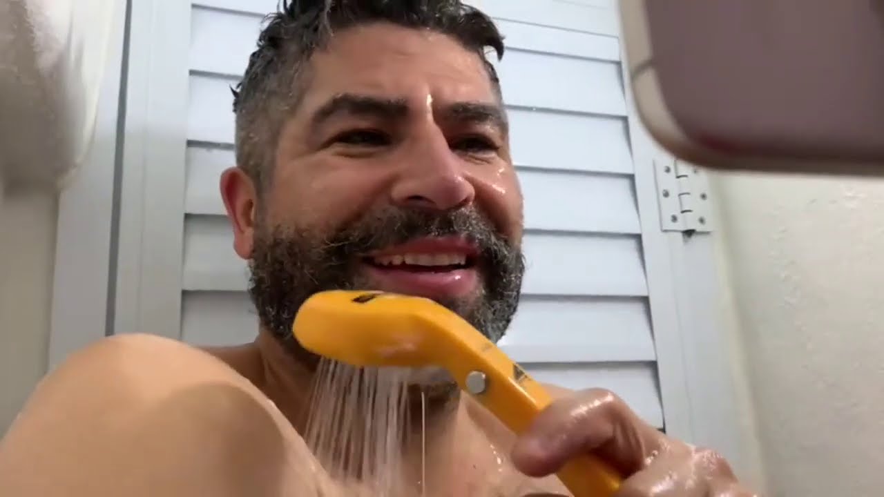 PEGUEI ELE TOMANDO BANHO NA KOMBI , (ELE FOI NA MINHA FRENTE