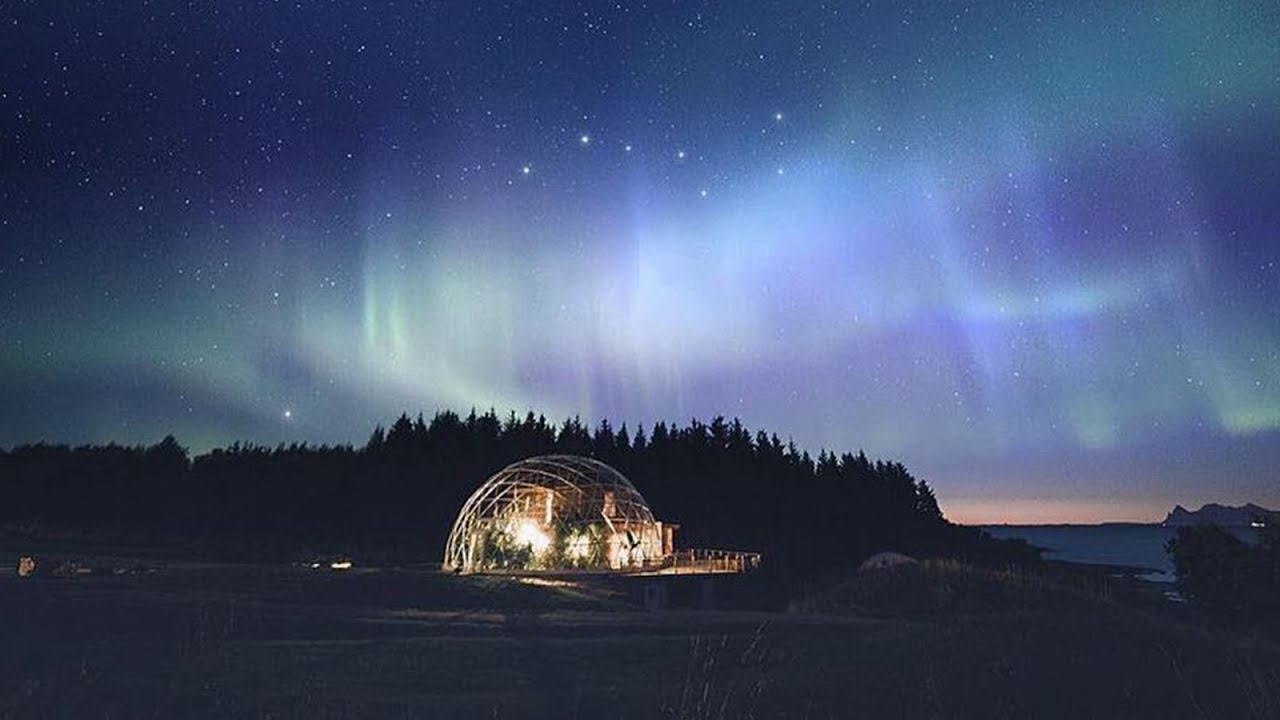 La famiglia che vive in una cupola trasparente al circolo polare artico