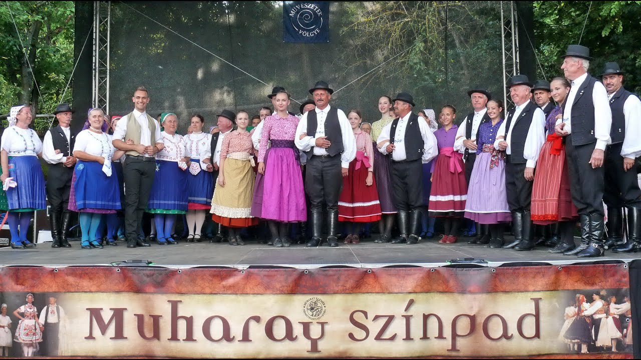 Veresegyházi Hagyományőrző Népi Együttes és a Gödöllő Táncegyüttes. Fényképezte: Veréb József