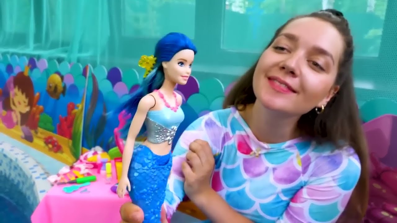 La poupée Barbie va au salon de beauté💅 Coiffures, maquillage et vêtements. Jeux pour filles