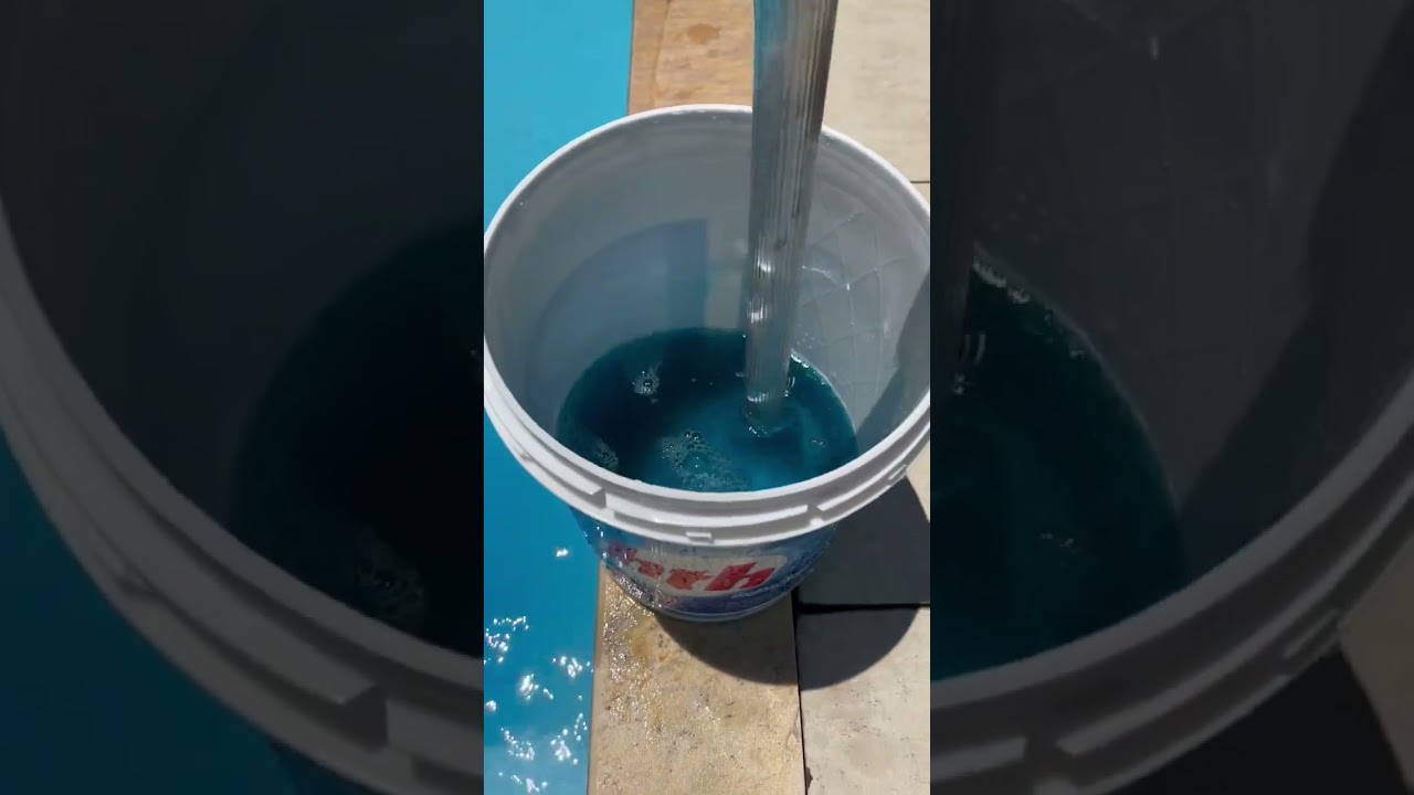 Em piscina com facilidade de surgir algas, o algicida é essencial 