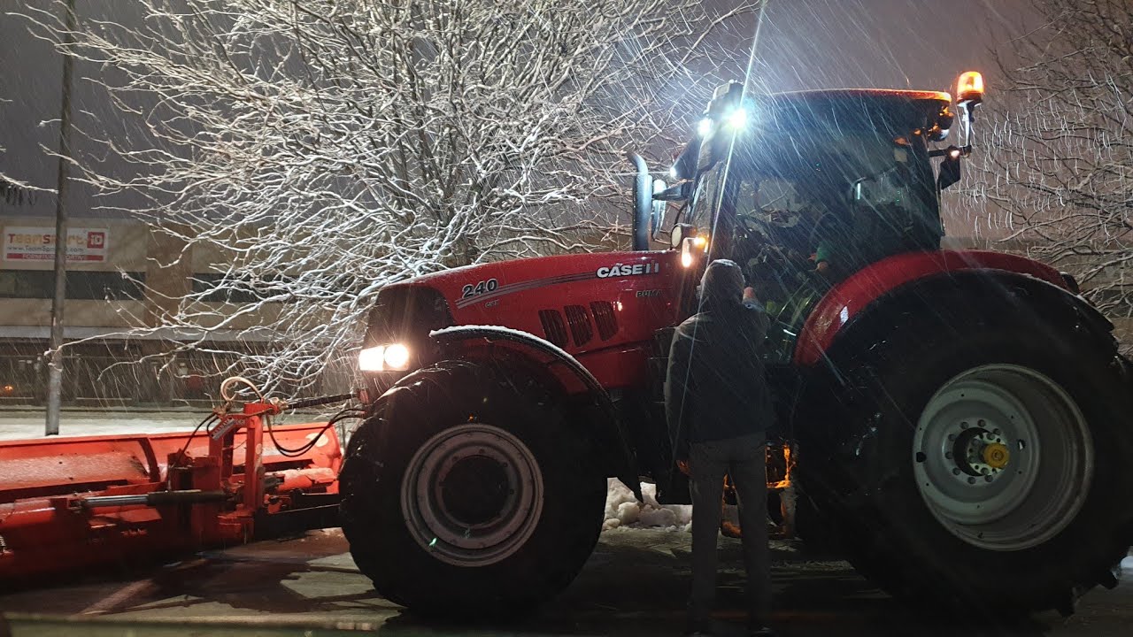 Nevicata in pianura e mezzi spazzaneve in azione con lame e spargisale | Trattori Neve