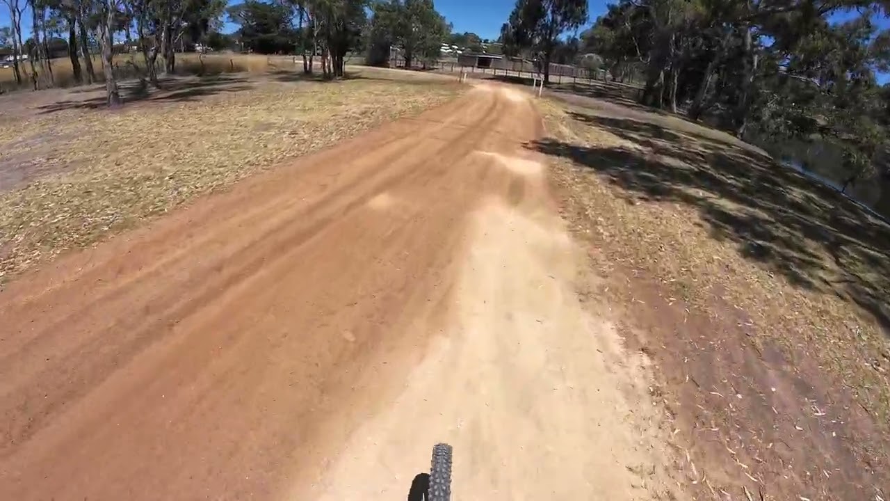 🐕 Running with the Kelpie - A Casterton Loop That Surprised Me