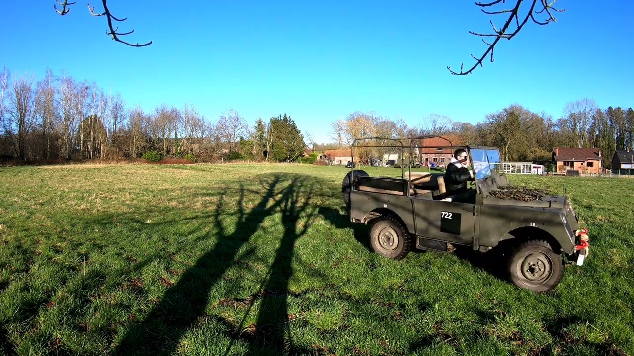 Deux Minerva Land Rover et une jeep Willys en formation