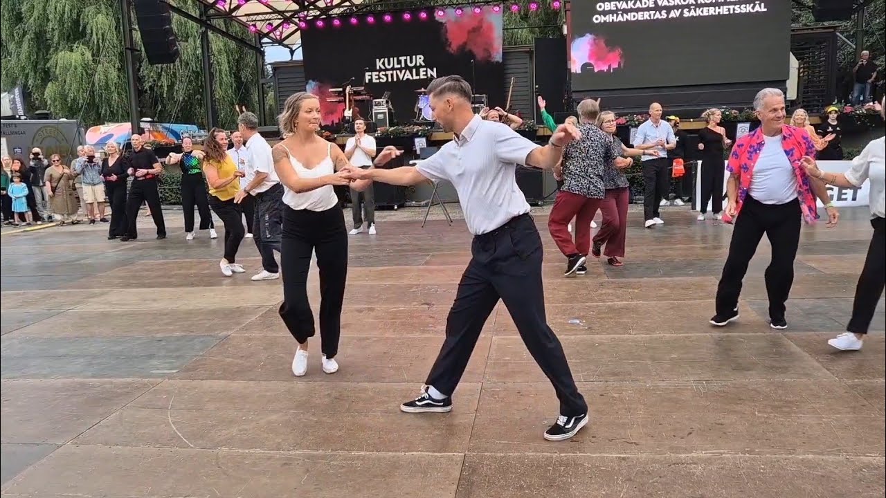 Dansuppvisning av Nackswinget p&aring; Kulturfestivalen, Kungstr&auml;dg&aring;rden i Stockholm.