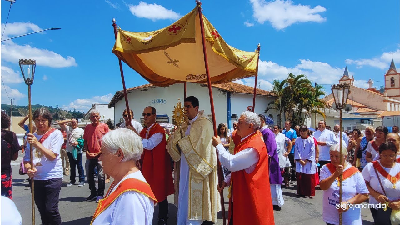 Padre Robson de Oliveira conduz Procissão com o Santíssimo Sacramento em Salesópolis (SP)