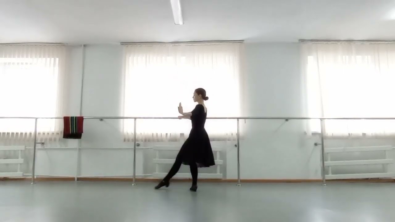 Rond de jamb parteer в характере казахского женского танца
