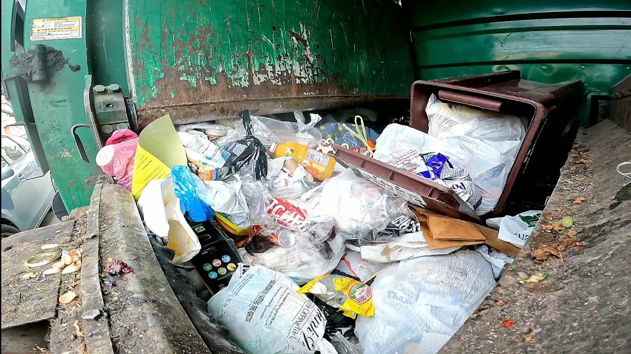 Waste Management Autocar/Mcneilus manual sideloader garbage truck 4