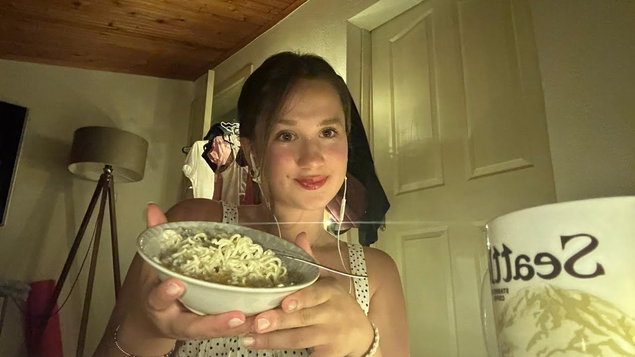 Türkçe Asmr ^_^1000 aboneye özel Soru ~ Cevap 🥳🥳🎉{ Noodle mukbang}
