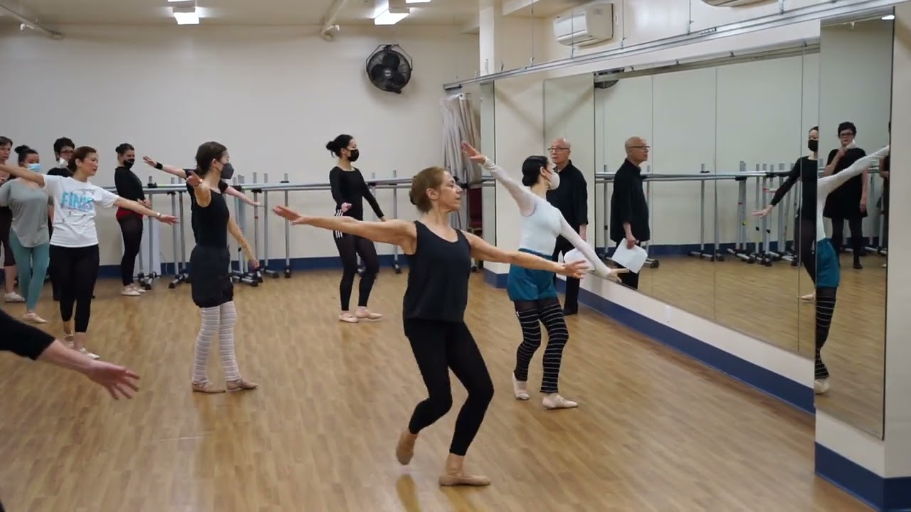 Beginner Ballet Arabesque, fondu, pas de bourrée, pirouettte