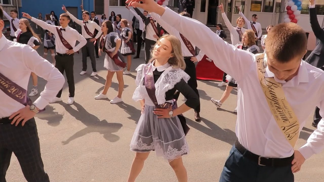 Смех, слезы и поздравления. Последний звонок прозвучал для выпускников Уссурийска