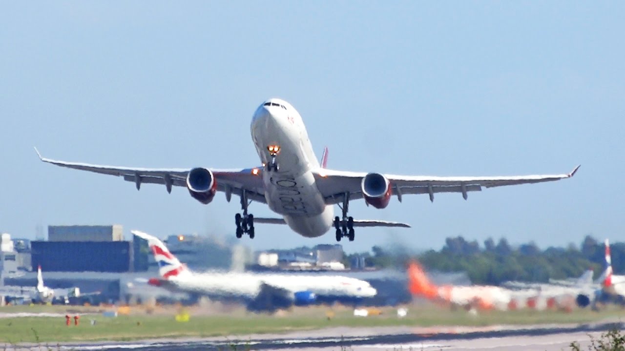 Plane Spotting at London Gatwick Airport - Departures Runway 26L