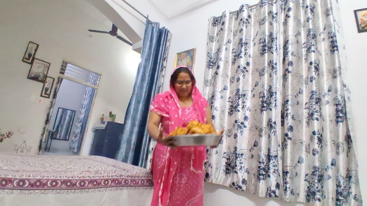 आज बनाई   होली  पर  गुजिया  और भैया  लाया  कौथली 😃😍