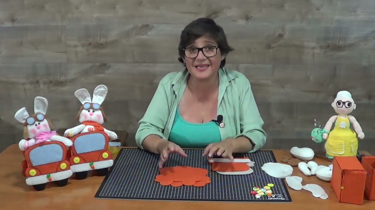 Conejito en auto. Incluye moldes (Caja de información). Yasna Pino. Casa Puchinni.