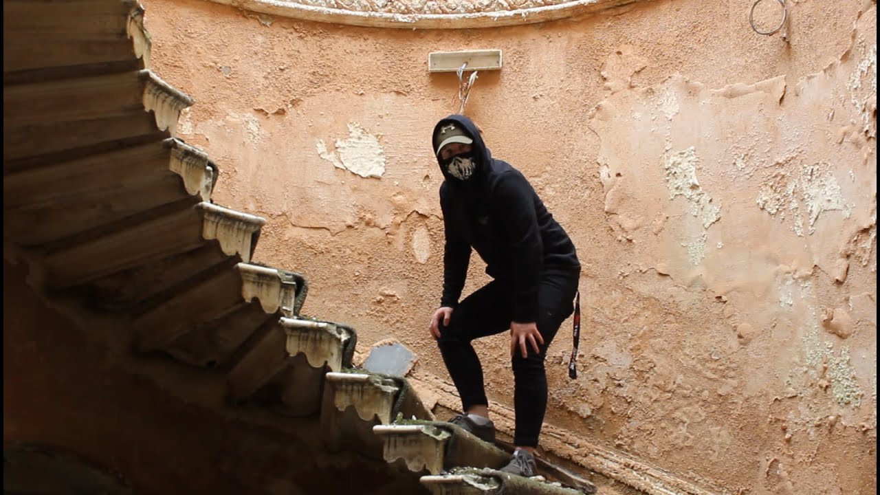 Exploring The Abandonded Cliff Mansion *We Wasn't Alone*