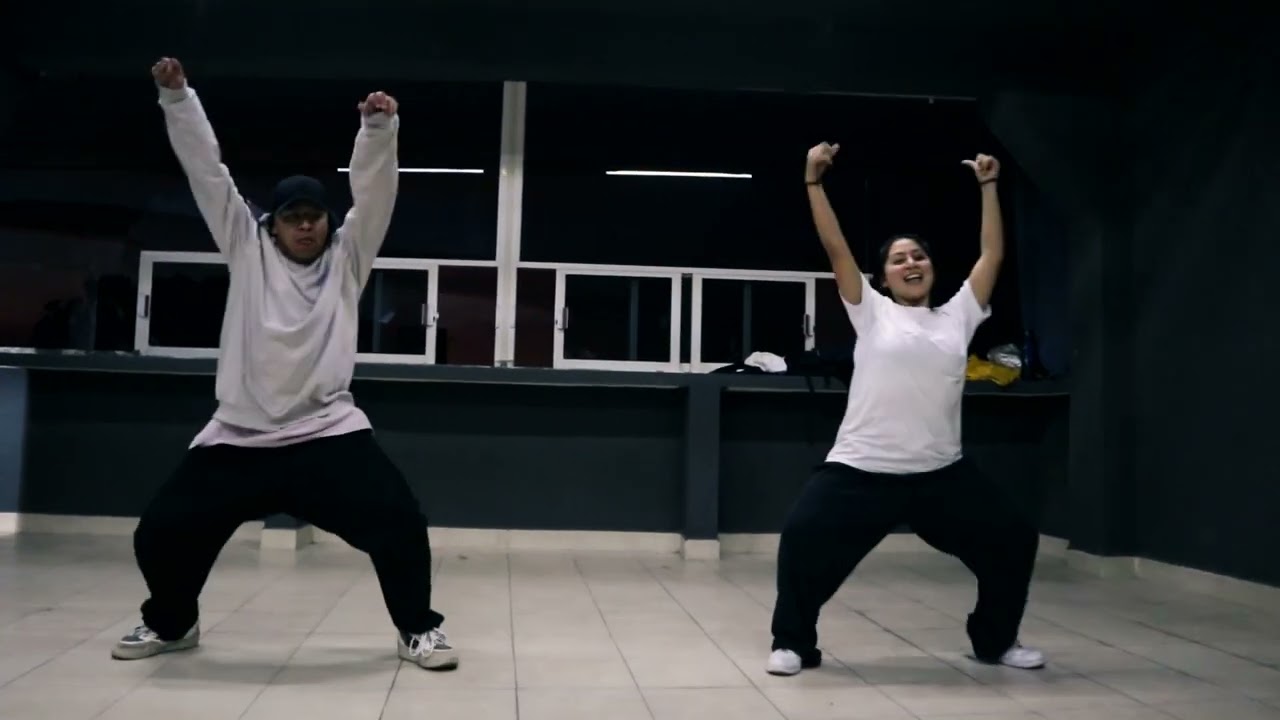 Colmillo - @itsyoungmiko @tainy (Coreografía)