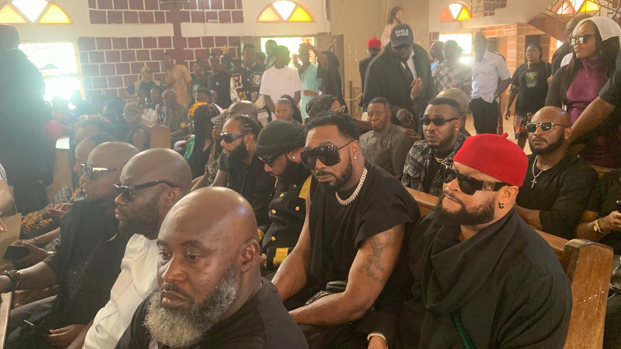 Похороны младшего папы. Там были Э. Мани, Кей Си, Десмонд Окечи и другие артисты.