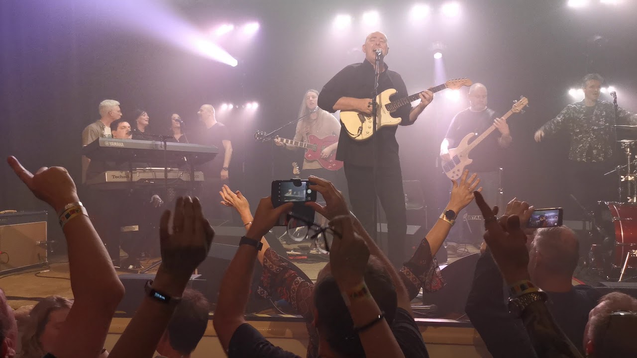 Francis Dunnery's It Bites, Still to young to remember. 2019