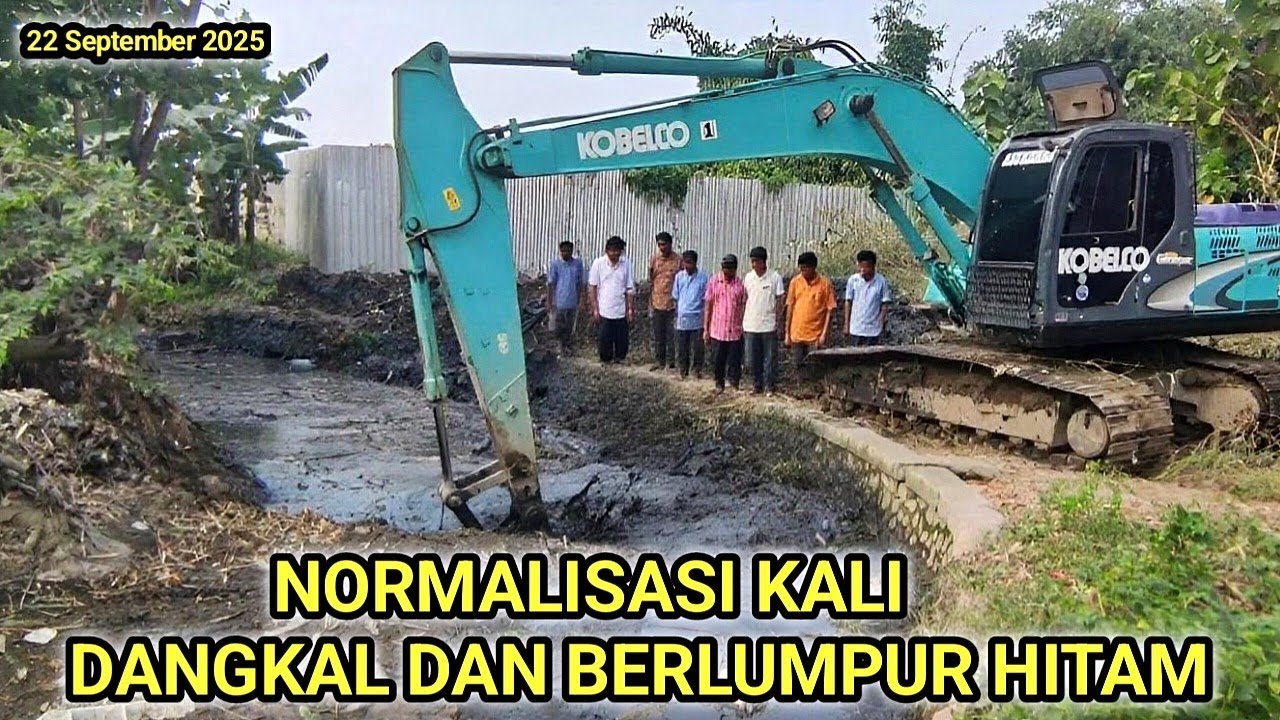 Normalisasi Sungai Atau Kali Yang Berlumpur Hitam Pekat 
