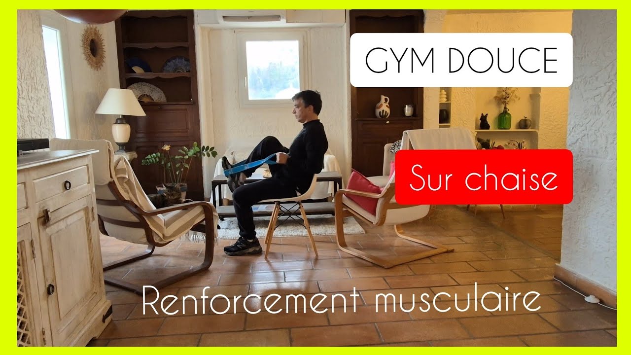 Gym douce sur chaise, se muscler avec un élastique.