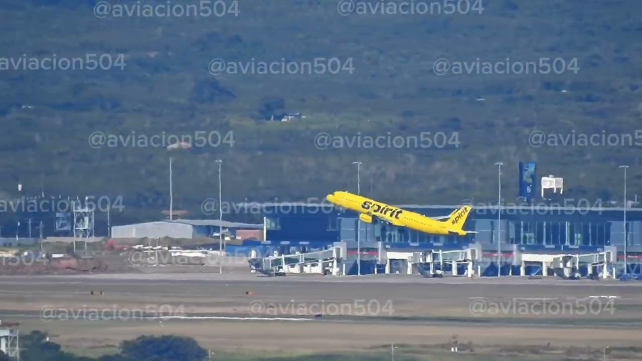 Airbus A321 de Spirit Airlines despegando del aeropuerto internacional Palmerola, Honduras