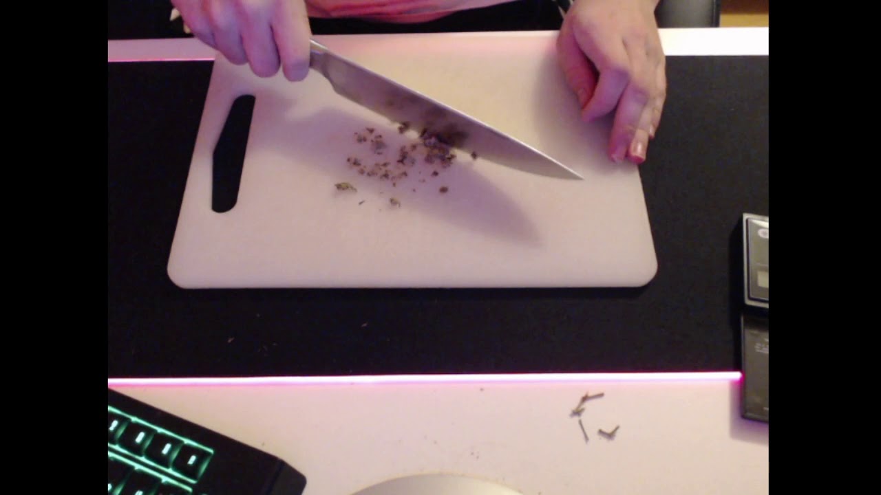 How to roll a 1 gram joint tutorial  no grinder no bs