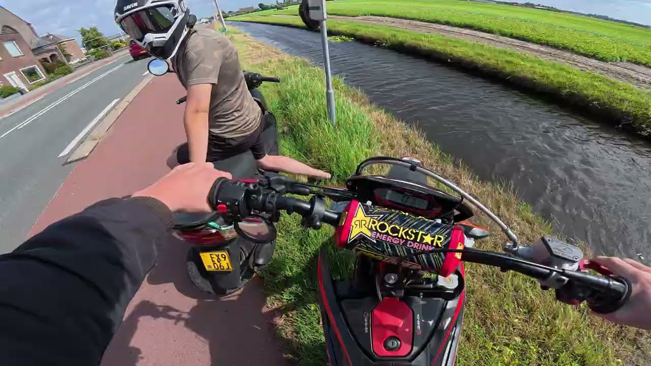 zijn scooter breekt doormidden