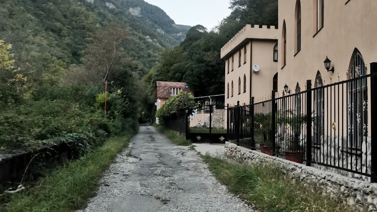Абхазия. Старая Гагра. Гуляю по живописной Жоэкварской улице.