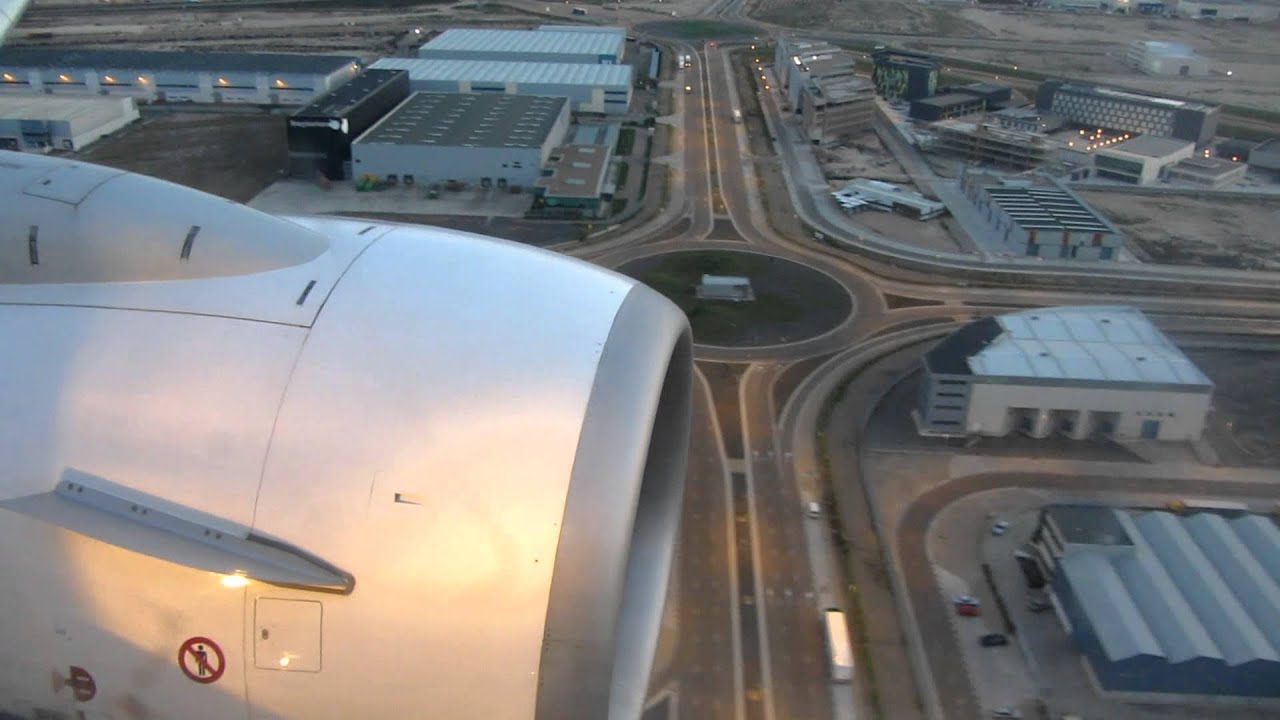 ᴴᴰRyanair 737-800 landing and taxi in Zaragoza