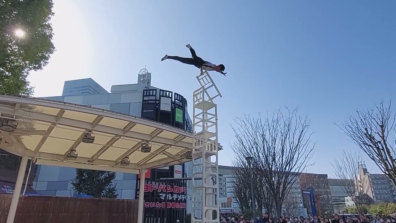 中国雑技芸術団　③椅子倒立芸（楊 高坤さん）（さいたま新都心　大道芸フェスティバル2026）