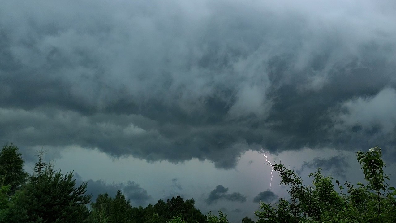 ⚡🌪️Тот самый ураган Орхан с торнадо. Мощная залповая гроза в Подмосковье 5 июля 2024 днем. Часть 1