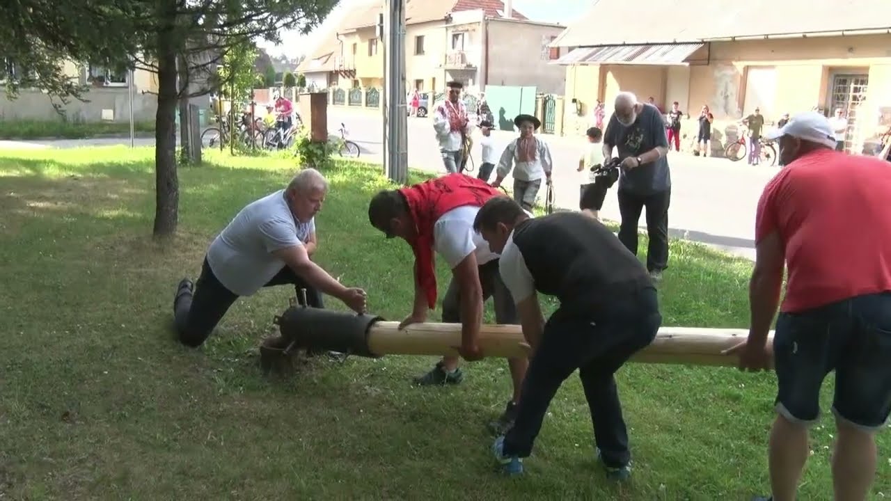 V Dovalove postavili máj