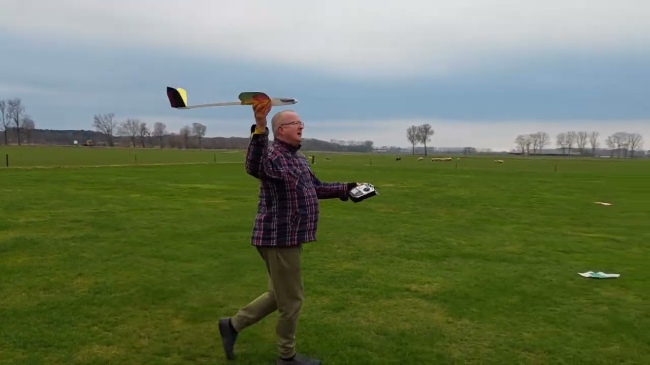 Exquiser, moveable wings, first flights.