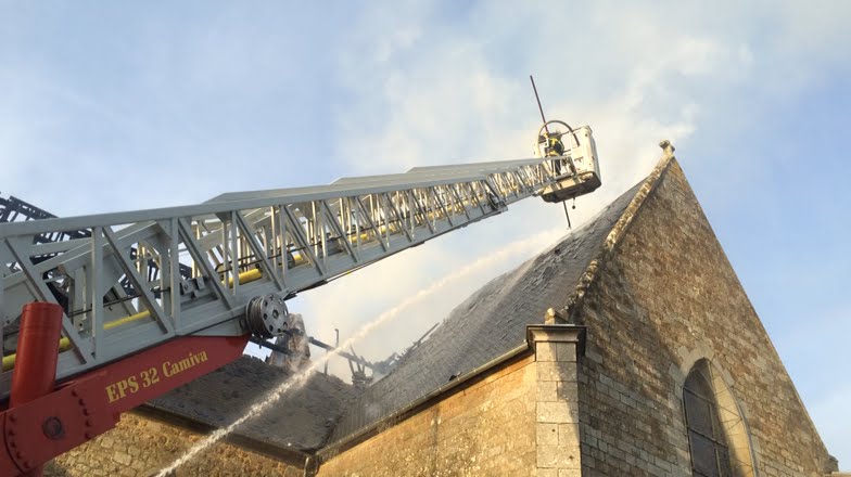 A l'int&eacute;rieur de l'&eacute;glise en feu