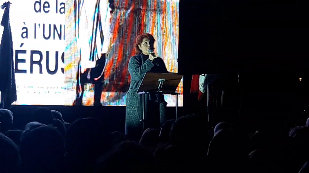 Véronique Genest au Rassemblement devant le Quai d Orsay, admirable....
