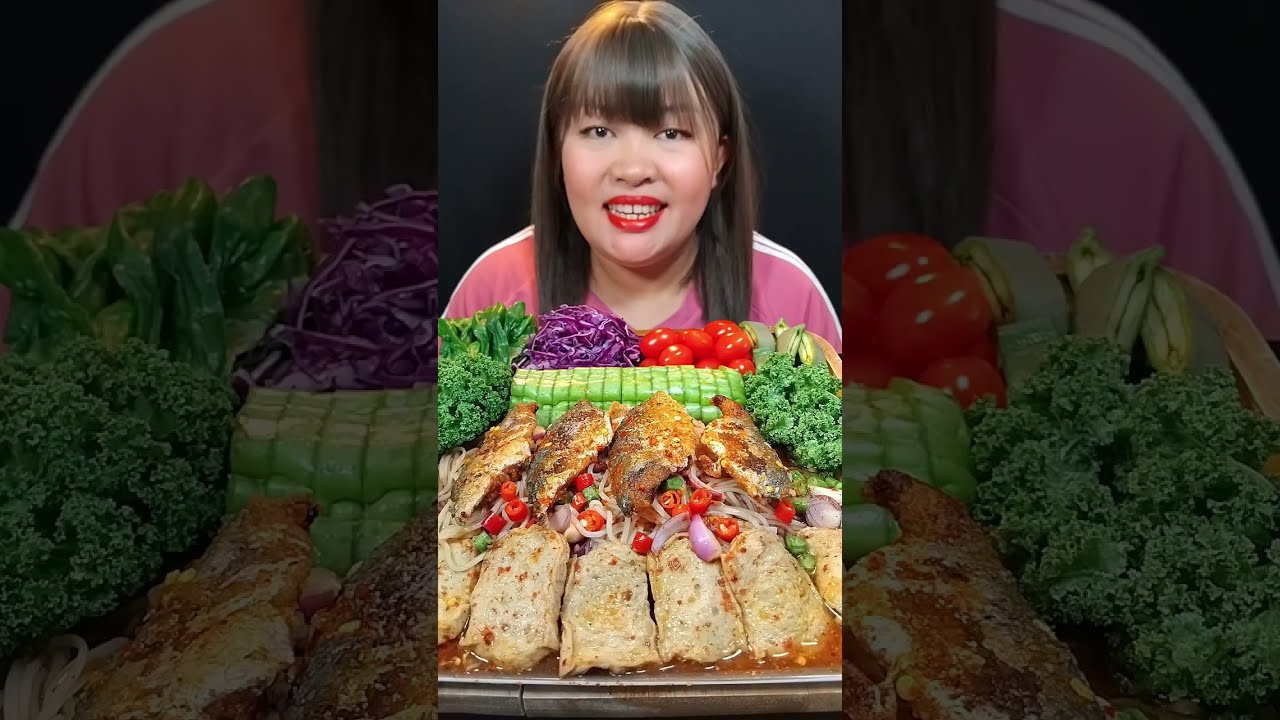 ยำขนมจีนใส่ปลาทูทอดชิ้นใหญ่ๆ ใส่หมูยอทอดหอมๆกินกับผักสดกรอบๆอร่อยเข้ากันสุดๆ @ตั้งใจกิน