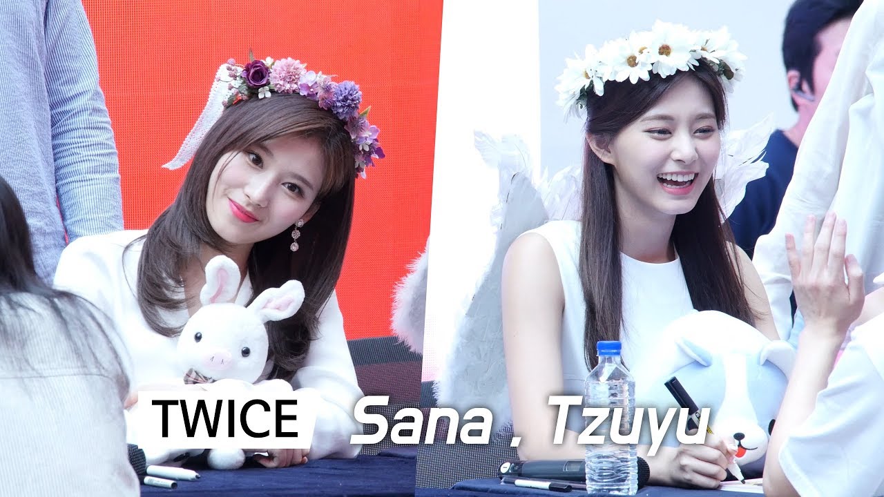 싸인 중인 쯔위, 사나 Sana, Tzuyu : 트와이스 TWICE 팬싸인회 Fansign : 고양 스타필드 180429