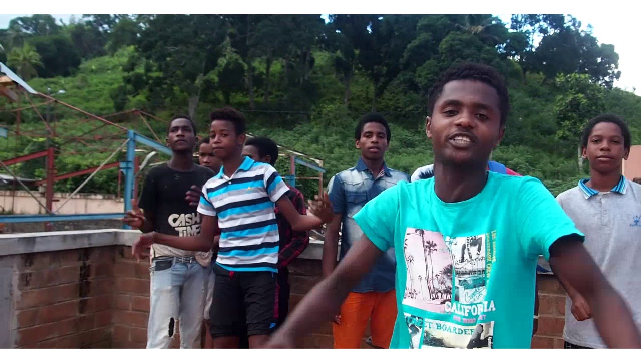 TEAM MICROBE - Chaud voihika fidjo (clip officiel)