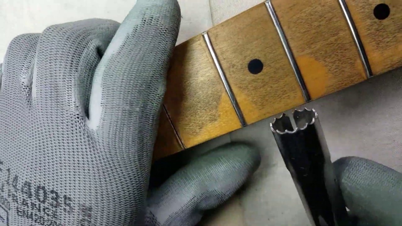 Removing frets from guitar neck easily - Comment enlever les frettes du manche de guitare facilement