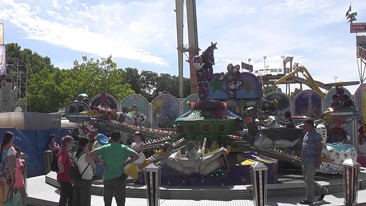 Am Luftverkehr orientiertes Kinderkarussell auf dem Aschaffenburger Volksfest am 23.06.2014