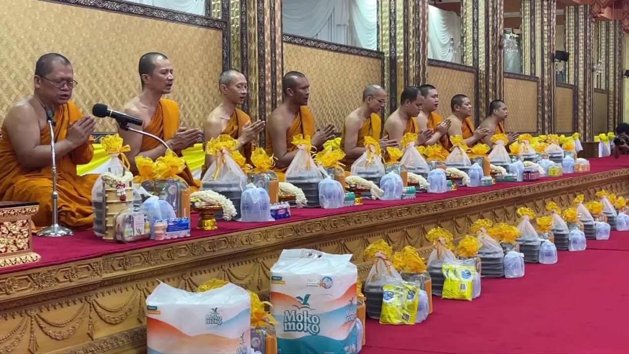 บรรยากาศถวายอาหารเพลและสังฆทานพร้อมผ้าอาบน้ำฝน ณ วัดสัมพันธวงศาราม