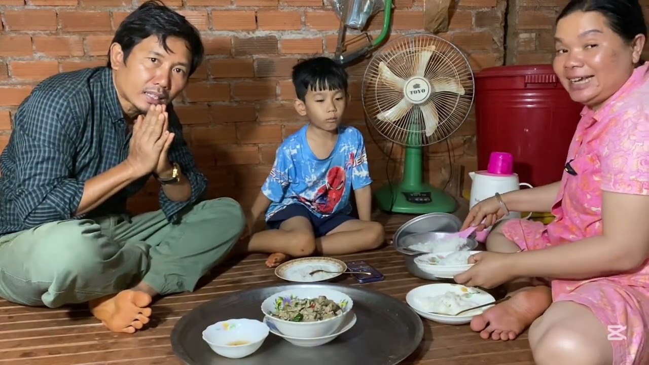 ម្ហូបពេលល្ងាចចិញ្ចាំសាច់ជ្រូកឆាក្ដៅជាមួយផ្សឹតចំបើង, khmer cooking