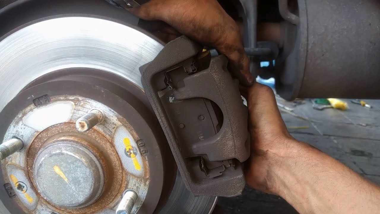 تبديل الفرامل الخلفية للسيارة - REAR BRAKE PADS