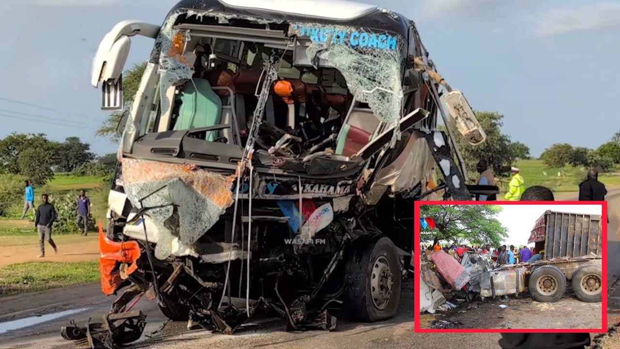 AJALI! BASI LA ABIRIA LAGONGANA USO KWA USO NA ROLI LA MIZIGO! MMOJA AFARIKI, WENGINE 12 WAJERUHIWA
