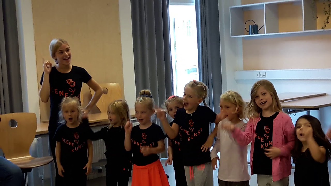 Amalie & Sofia optr&aelig;der for os p&aring; drama skolen i Roskilde😃
